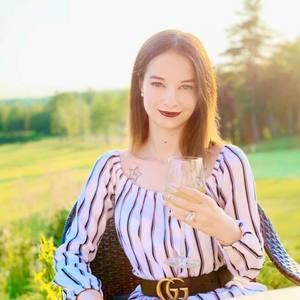 Meet your Posher, Lena preston